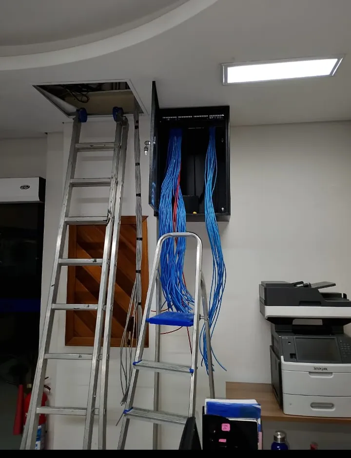 Cabeamento de rede sendo instalado no forro da Lumiar Saúde