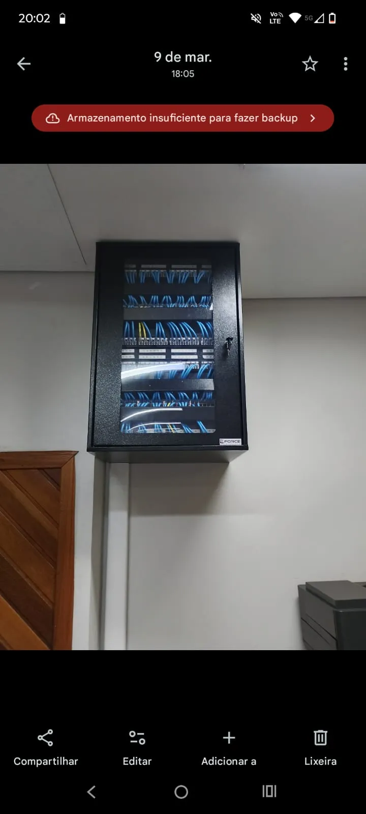 Rack de rede organizado — projeto Lumiar Saúde