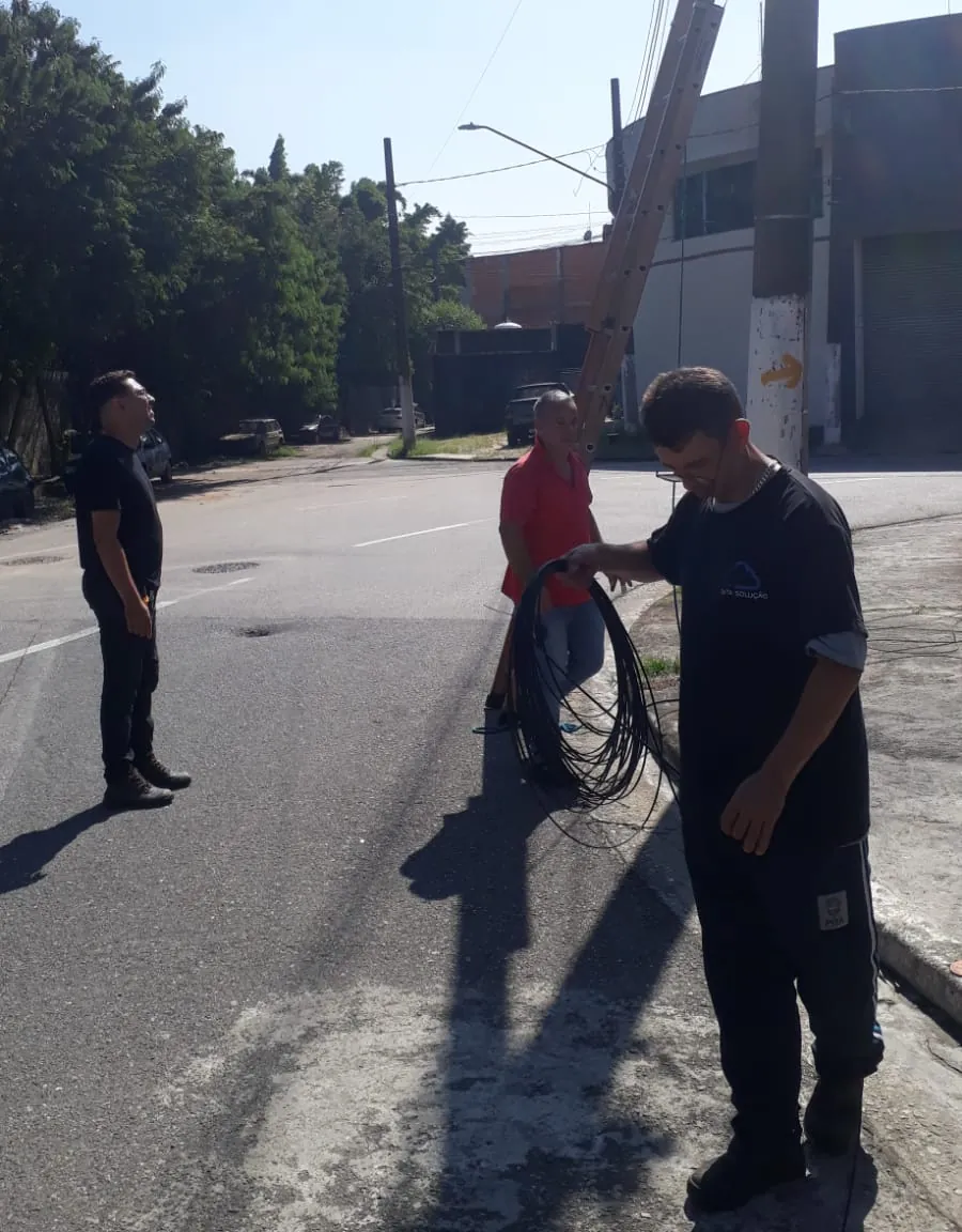 Técnicos da Data Solução passando fibra óptica na rua, projeto Neonband